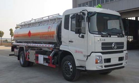 15噸東風(fēng)天錦單橋鋁合金油罐車(chē)圖片 15噸東風(fēng)天錦單橋鋁合金油罐車(chē)圖片